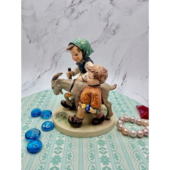 Hummel Goebel Homeward Bound #334, TMK5, 1975, 5.25”tall, beautiful figurine - Picture 2 of 9